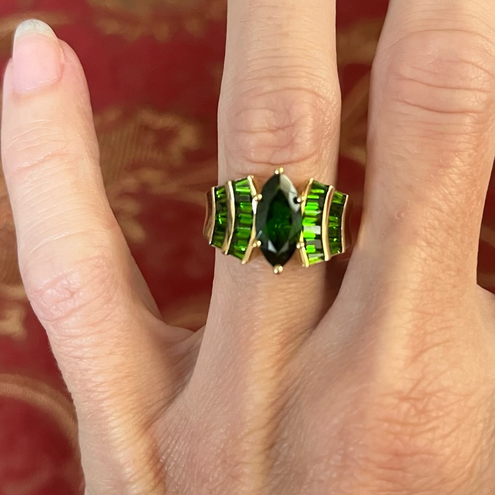 JTV Green and Gold Ring with Elegant Design